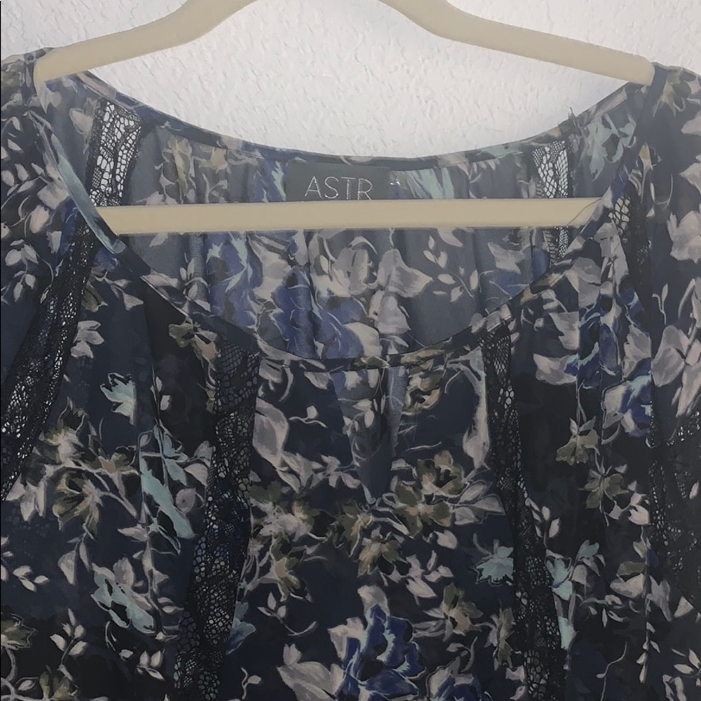 ASTR Sheer and Lace Blouse Large - Picture 3 of 4